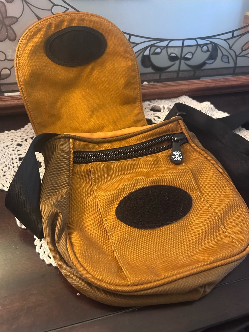 Crumpler Two-Tone khaki Canvas Crossbody Bag with Black Strap - Picture 3 of 6
